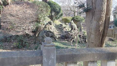 村山口（狛犬）の前にて