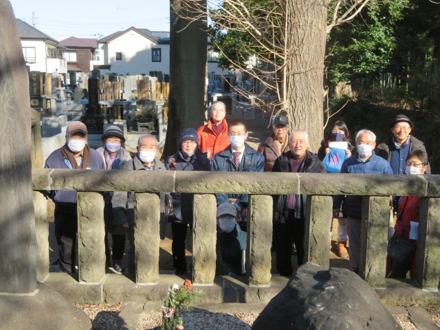令和５年１月２９日　小谷三志のお墓の前で