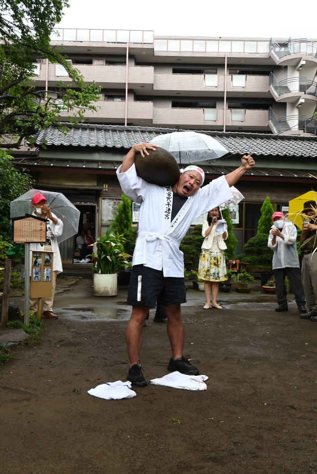 令和５年７月１日　「力石の奉納」24貫目（９０㎏）を担ぎ上げた坂本氏。みんなもビックリ！