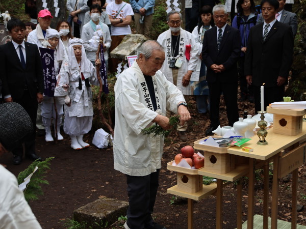 令和６年４月２９日 清水良介会長の柏手に合わせて参拝