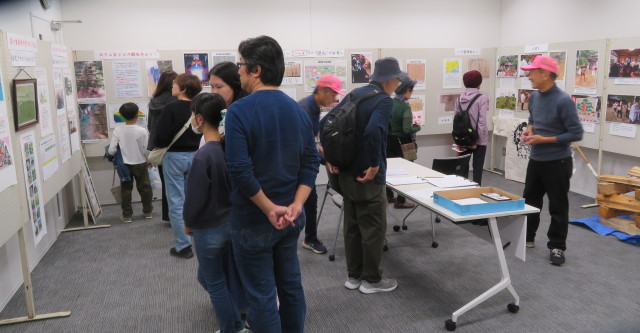 令和７年１１月１日 見に来られた方でにぎわうブース