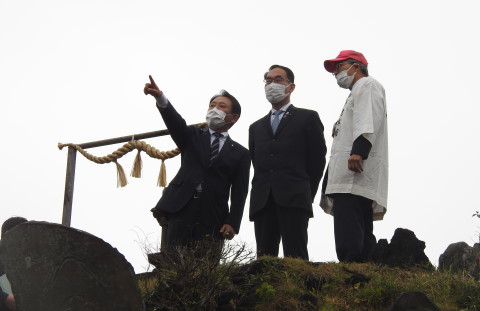 頂上の大野知事と、霊峰富士を指さす香川市長