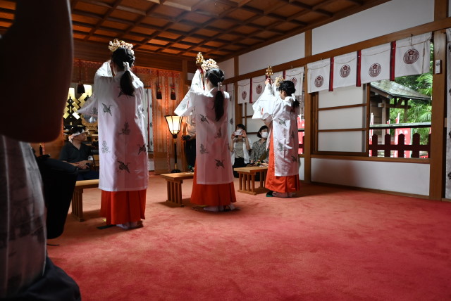 令和５年７月１日　浦安の舞の奉納（雨天のため、急きょ敷島神社拝殿で行いました）
