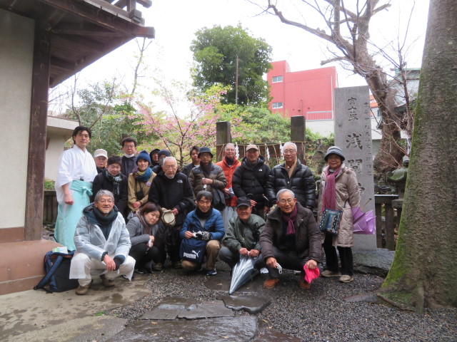 令和６年２月 「下谷坂本の富士塚」の前での記念撮影