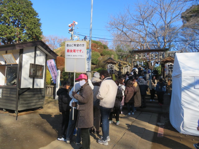 令和８年１月１日　元旦の朝、頂上から霊峰富士を遥拝するために行列する人たち