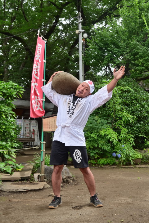 力石を持ち上げる坂本雄太さん